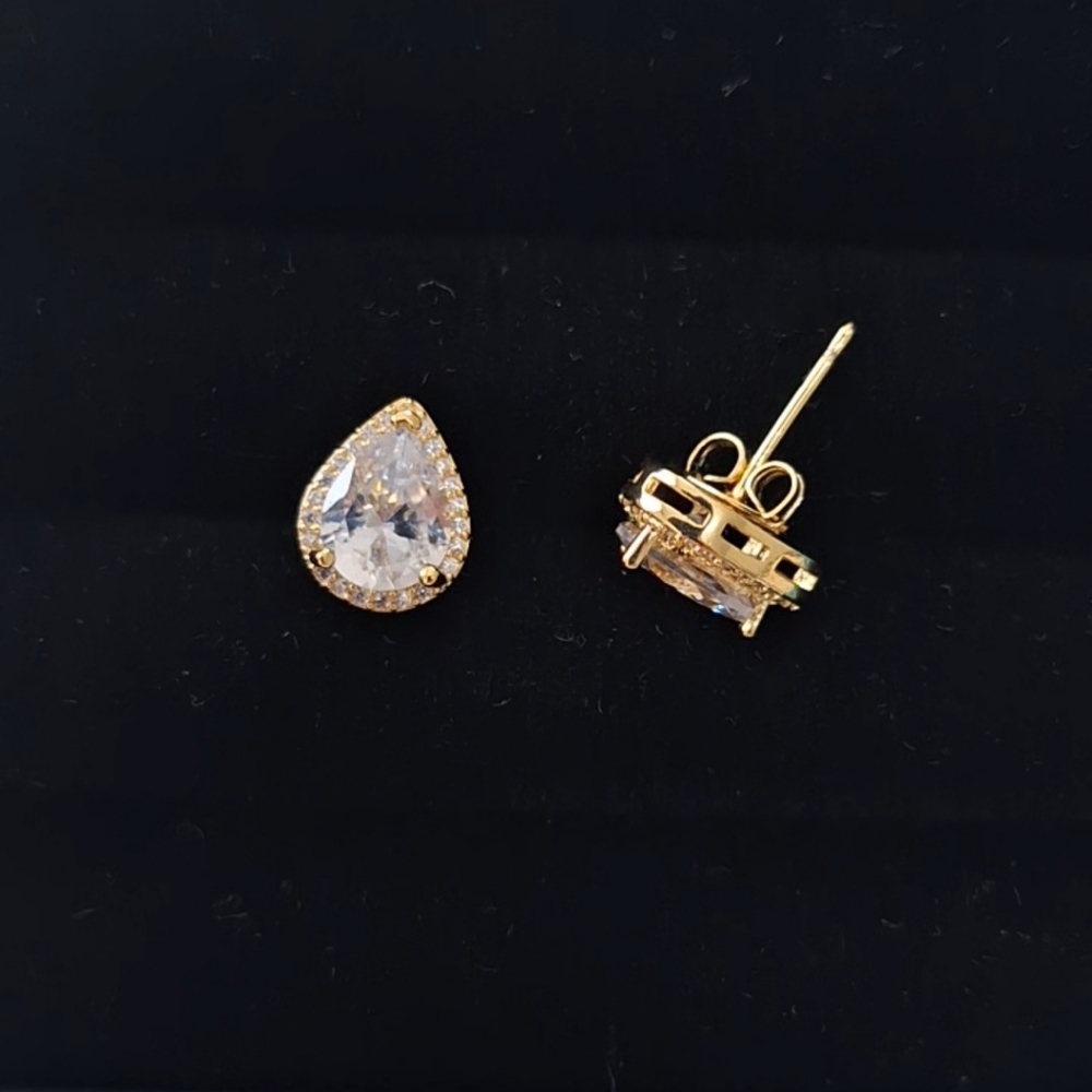 Pear shape diamond stud earrings